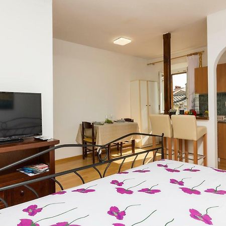 Studio Apartman Ela Pula Extérieur photo